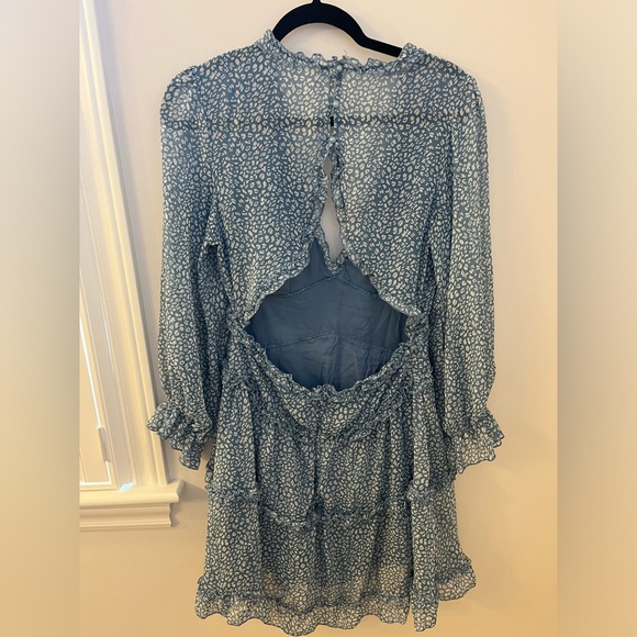 Blue long sleeve patterned dress with open back - Picture 4 of 4